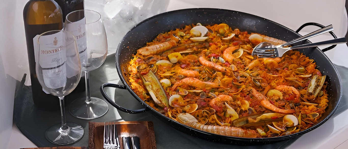 Paella de marisco con copas de vino