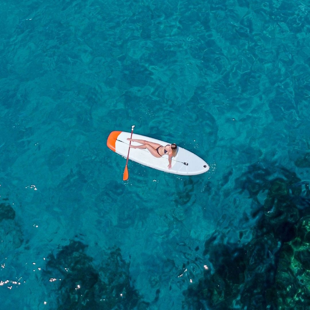 Vista aérea de una tabla de paddle surf