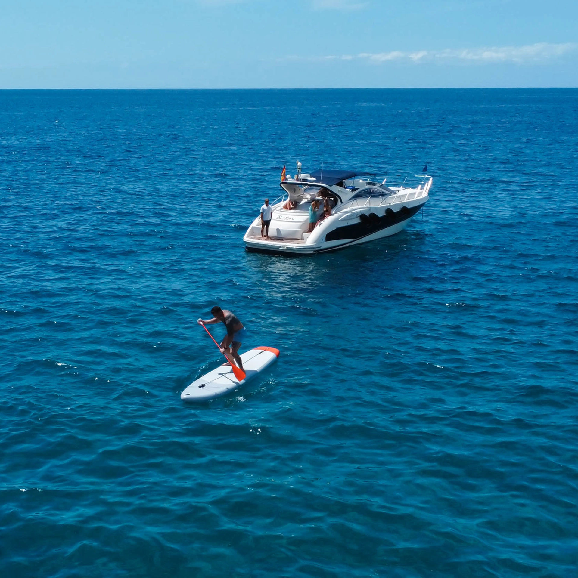 Vista aérea del Bellini con una persona en paddle surf