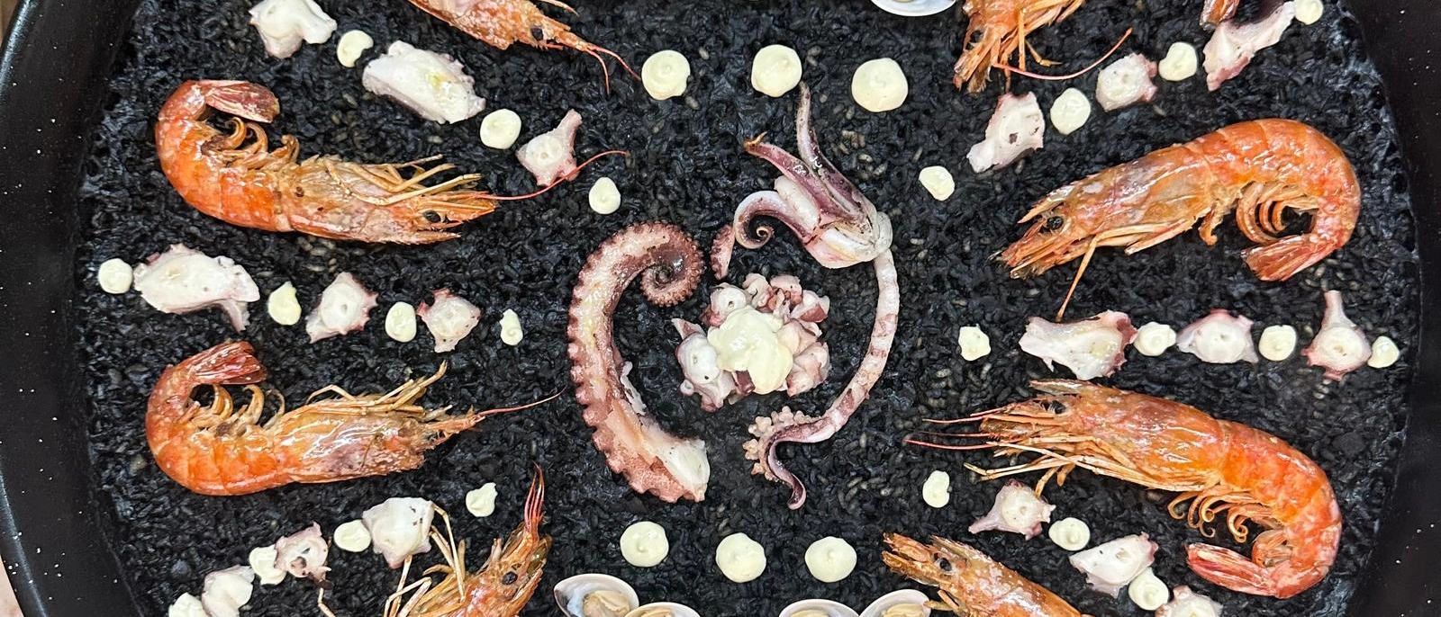 Arroz negro con langostinos y pulpo